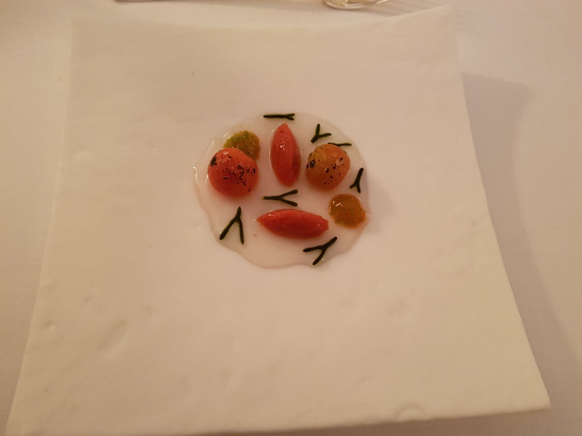 👏varios sobresalientes: caviar, pepino, haba tonka; tuétano vegetal; lubina fondo aireado de ajo negro; foie asado, quinoa, hinojo encurtido