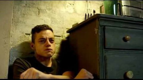 "جرب أن تظل وحيداً لفترة، ستجد أن البشر بلا أي فائدة حقيقية سوى إنهاكك في تفاهة سطحية لمشاكلهم النفسية طوال الوقت."