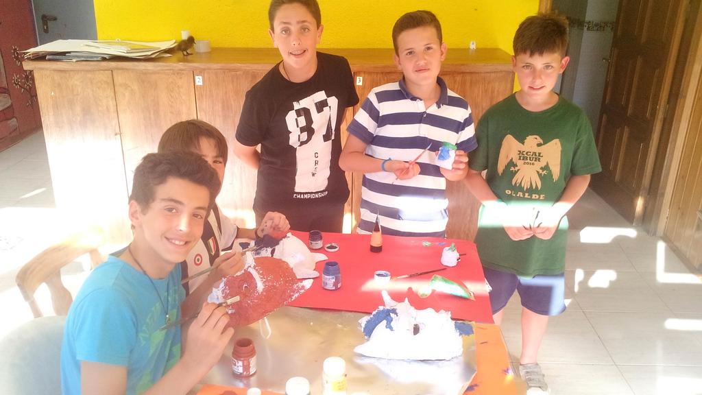 clubolalde's tweet photo. En el taller de modelar tocaba pintar las mascaras que hicieron otro día. #Rupit17 https://t.co/AmqyB94dLq