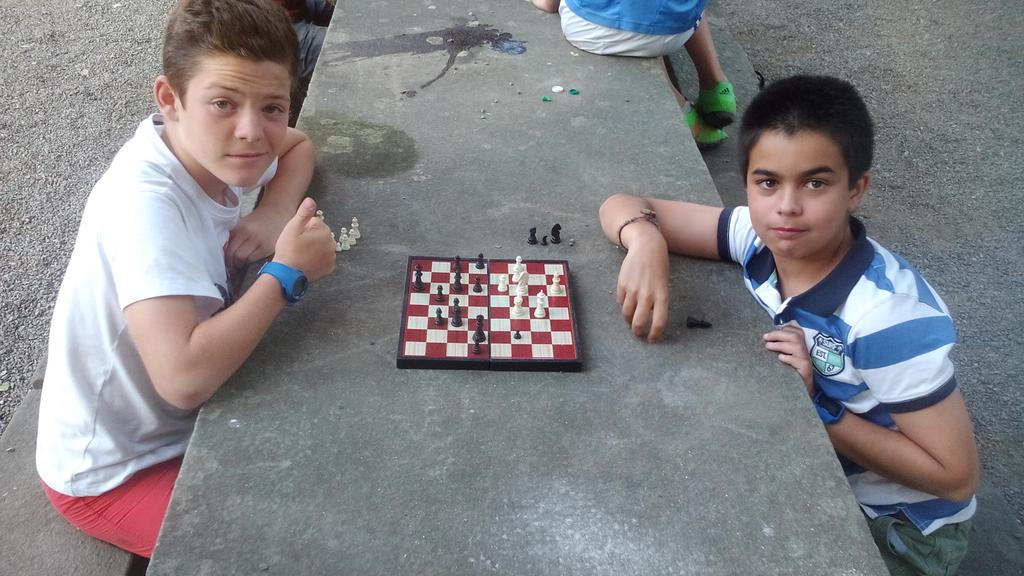 clubolalde's tweet photo. El torneo de Ajedrez está al rojo vivo. #Rupit17 https://t.co/Ut9enkkxfD