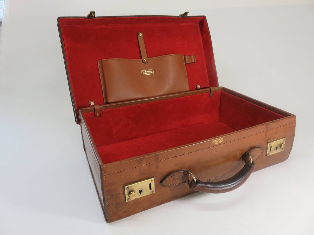 VCleathergoods's tweet photo. Restoration of a 1930s Attaché Case #whatsinthebox #leatherwork #madeinengland https://t.co/MDR6cvPxEi