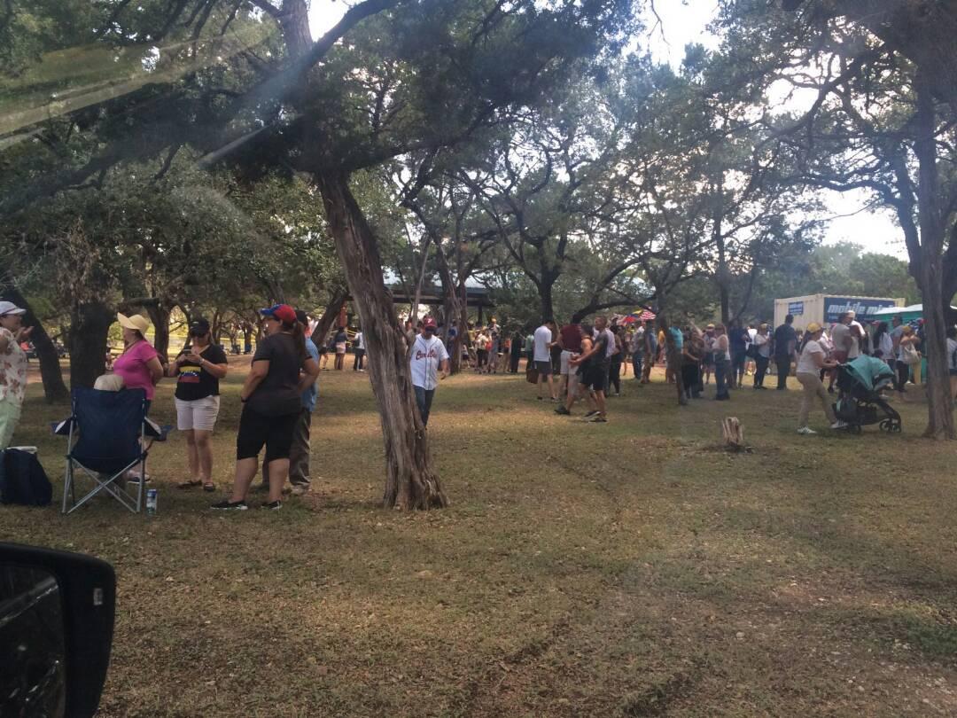 AnonymousVene10's tweet photo. IMAGENES 📸 | Cientos de venezolanos se movilizan en  Austin Texas #USA para participar en la Consulta Popular #16Jl

#TeamVene10 🌐 https://t.co/P7bATn1Lrr