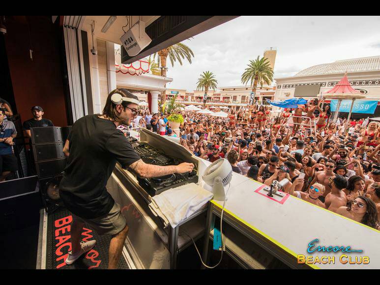Alesso_World's tweet photo. @Alesso 08.07.17 @EncoreBeachClub #MoveLikeThat https://t.co/O5IIeHiL7t