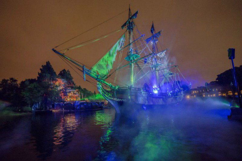TheDIS's tweet photo. Updated Fantasmic! Had Soft Opening at Disneyland on June 15! #DISD23 #D23Expo https://t.co/U27ABobrfK https://t.co/bm0egIUbBS