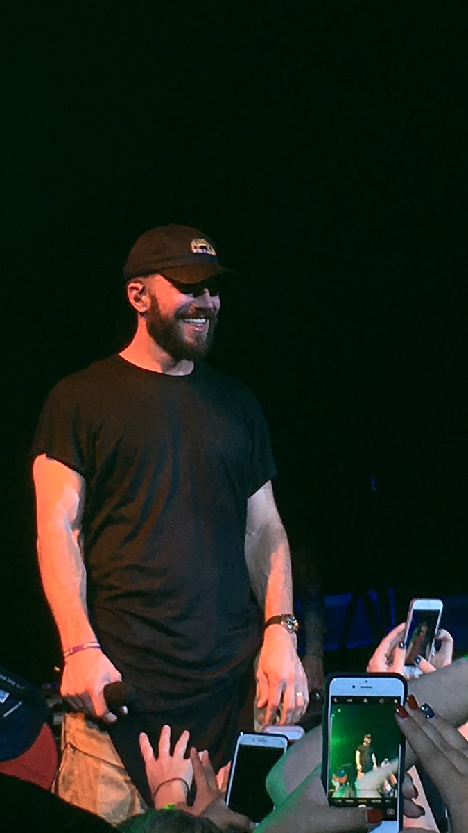 Karii_Lynn's tweet photo. @SamHuntMusic i love you 😍💕 thanks for an amazing saturday night 😘 https://t.co/F8AhrRVjN1
