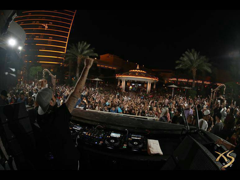 Alesso_World's tweet photo. @Alesso 09.07.17 @XSlasvegas #MoveLikeThat https://t.co/nuPFyRVlBZ