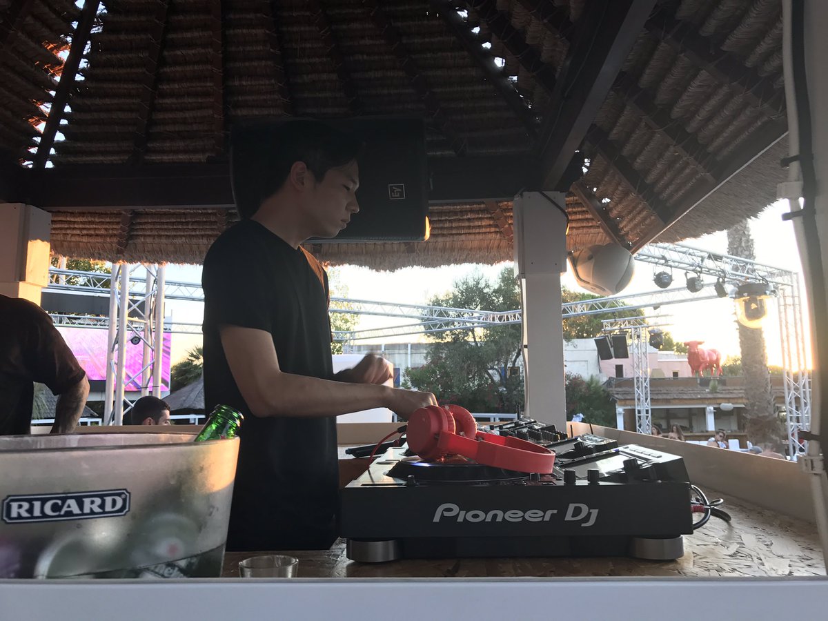 djmagFR's tweet image. C'est @raidenmusic qui termine cette Pool Party en Closing de l'@electrobeach #EMF2017