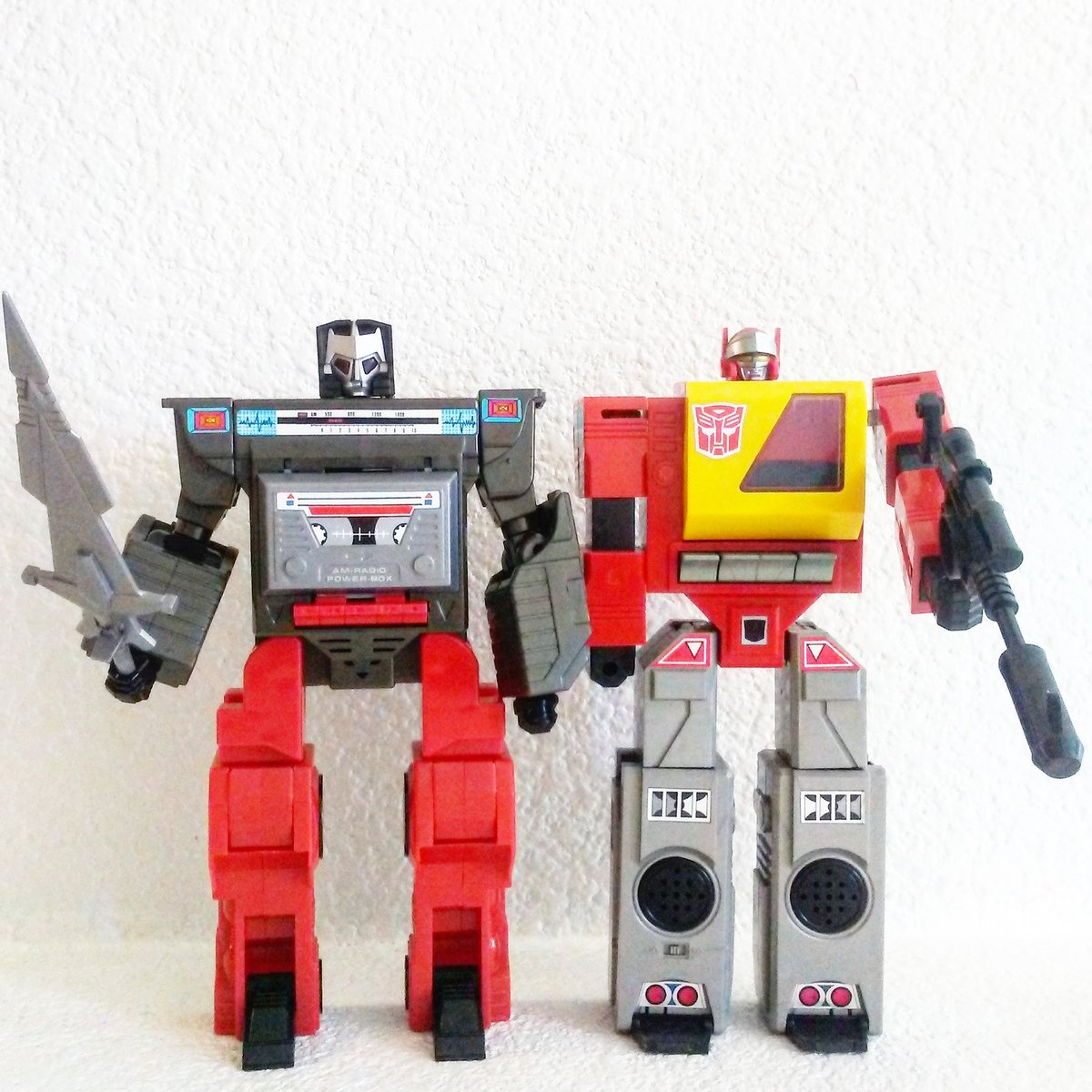 robertspadilla1's tweet photo. From IG) 1985 Taiwan,Robo Terminal bootleg with G1 Blaster for scale purpose😆! #bootlegtoys #vintagetoys #retrotoys #knockofftransformers https://t.co/ZCCLKJ1ohS