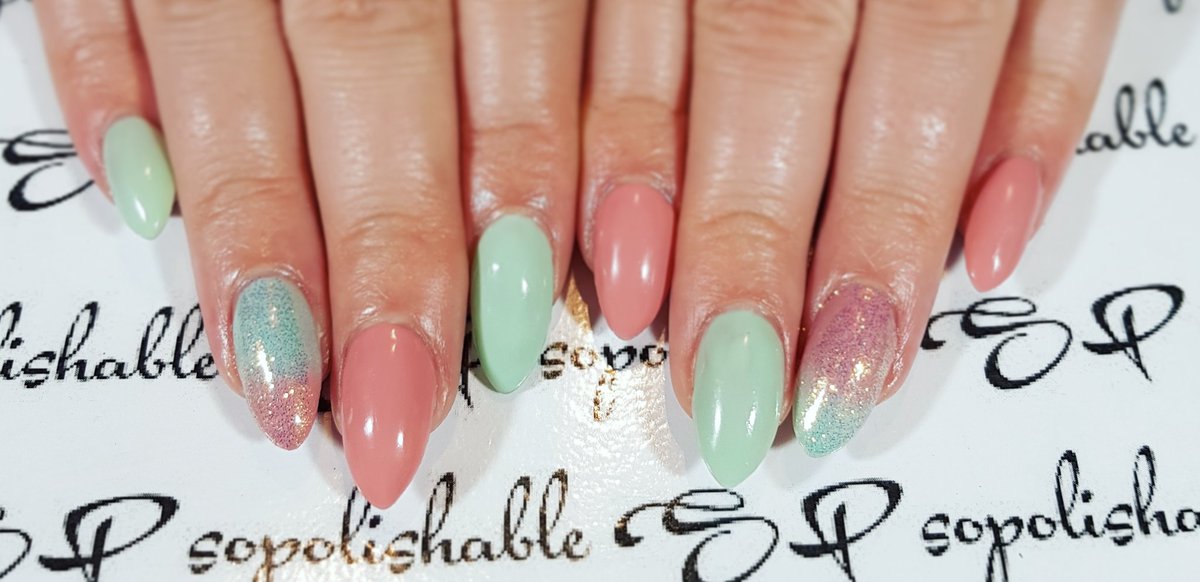 SoPolishable's tweet photo. @lovelecente Golden White Iridescent glitter with CND shellac Mint Convertible and Rose Bud 😍 #nailedit https://t.co/webuOhzpSi