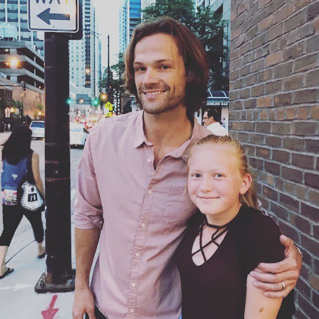 HuntersPlantao's tweet photo. Deve ser bem chato estar caminhando pela rua e encontrar Jared Padalecki https://t.co/MA9IbwD8Lt