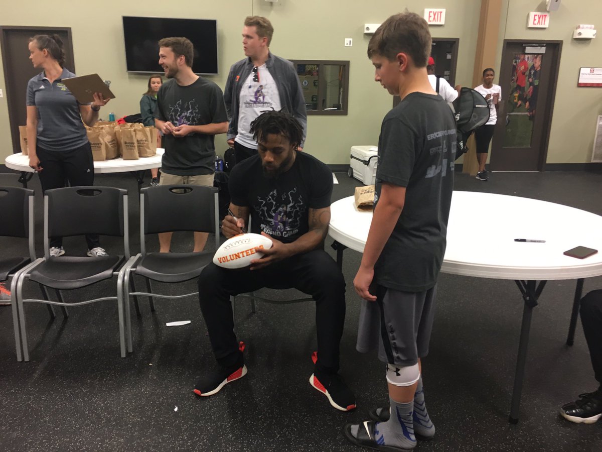 tjdamron's tweet photo. Late tweet. This kid won middle school quarterback MVP during the Eric Berry Legends Camp. #incoming7thgrader #EB14 #legendscamp #Kville https://t.co/segqGCpUI3