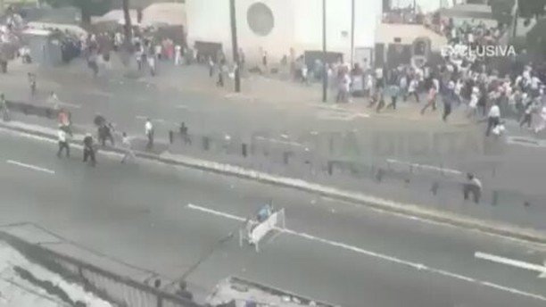 motum_magazine's tweet photo. #Video Momento en que las personas corren en Catia, tras disparos de colectivos armados. ¿Hasta cuando? 
#Nacional… https://t.co/RnWsuxvHyr https://t.co/ulNSG4Ey1K