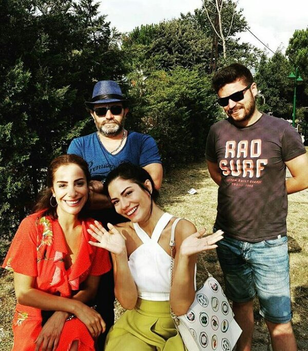 yarendadr1's tweet photo. #no309set halleri 😍💛😀 #DemetÖzdemir #fatmaToptaş https://t.co/1eS2PFwu5m