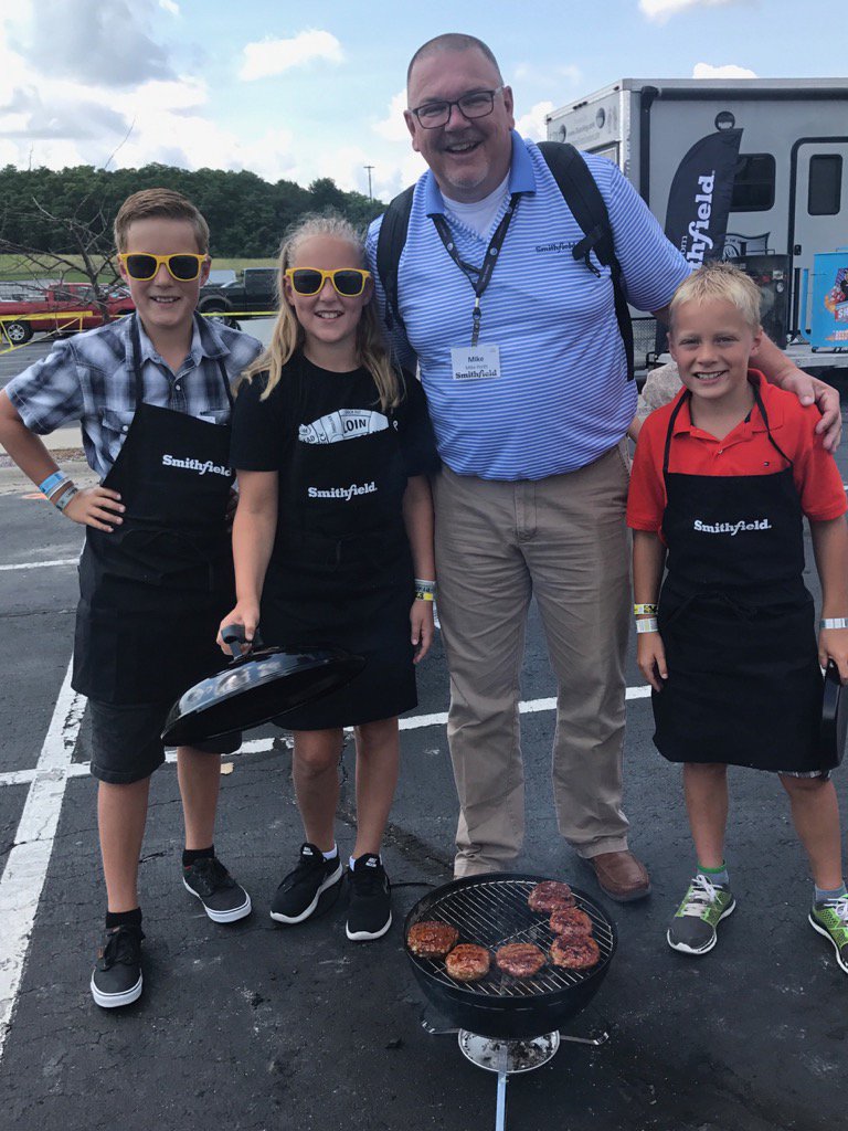 MikePorth's tweet photo. These young grillers from Ontario were @SmithfieldFoods #NPIC2017 Youth Workshop and are all πwith their Pork Pattie https://t.co/2Q1hVwo3SL