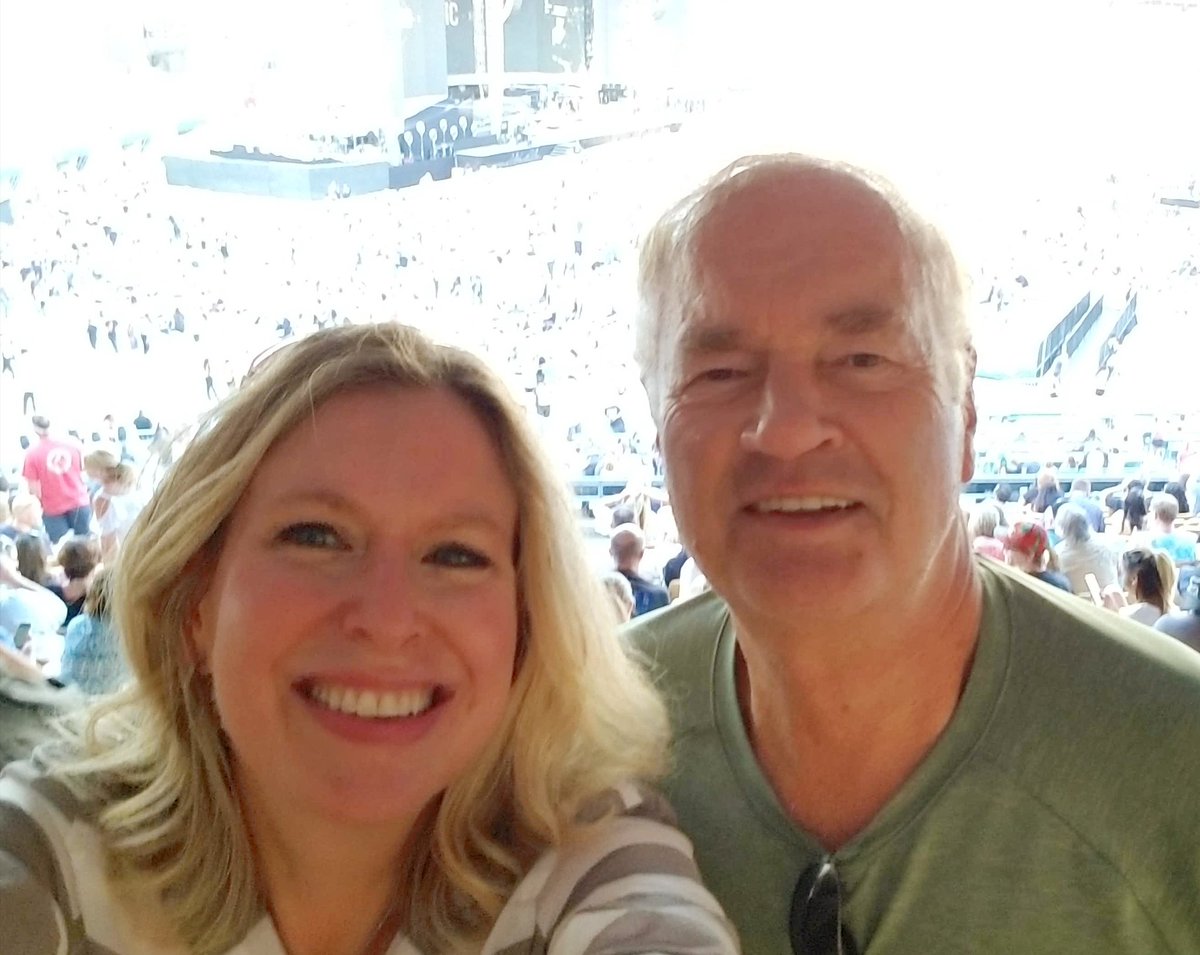 classiccarchick's tweet photo. At #DodgerStadium in #LA. Day 2 of the #ClassicWest concert. #FleetwoodMac is up next. Awesome concert, people, weather,  and outdoor venue! https://t.co/8JU32FWemk