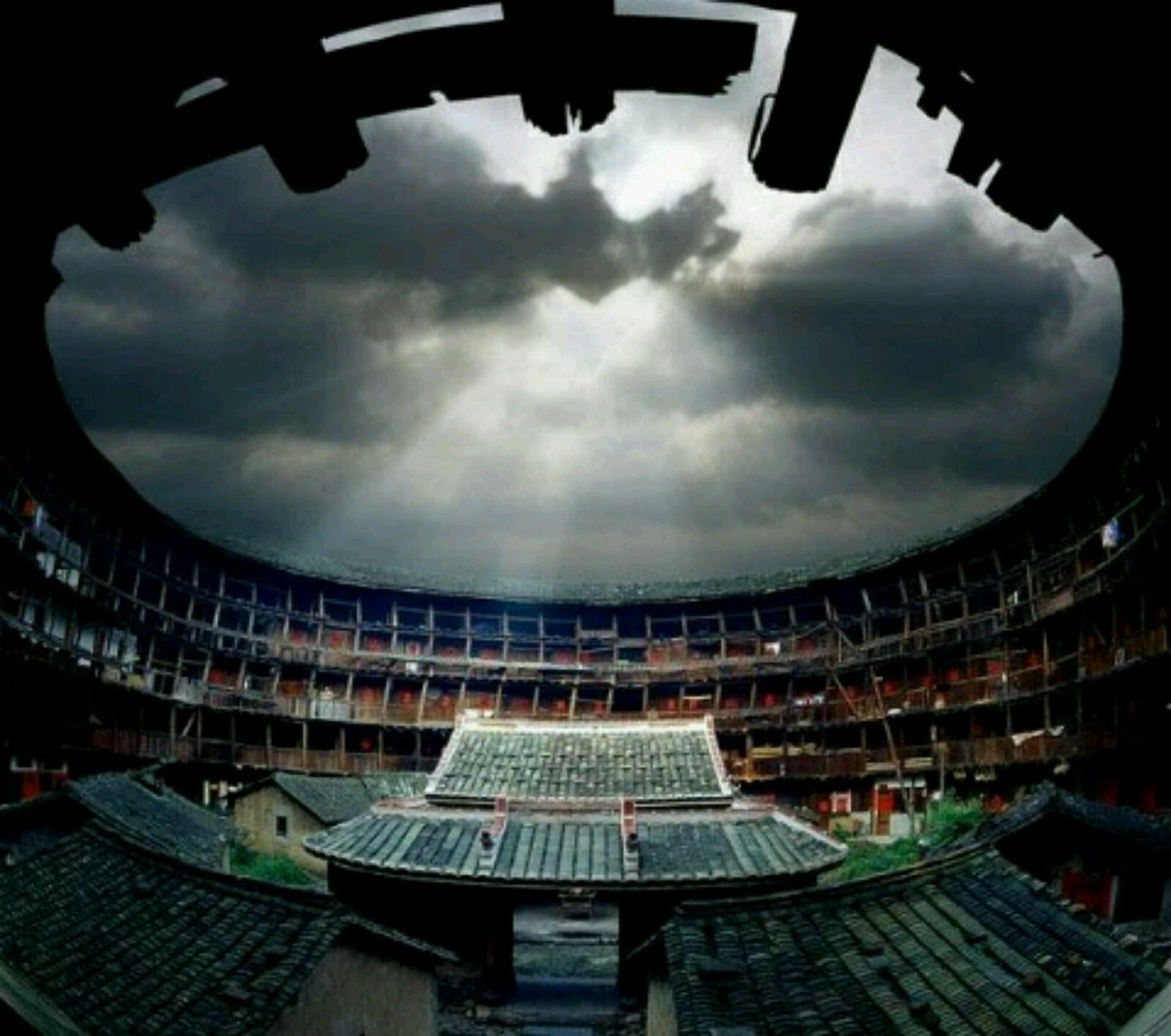 나의붉은고래에서는 마을사람들이 중국의 전통 공동가옥인 토루에 모여사는데 축융과 적송자의 집은 정반대방향이었으면 좋겠다 문을 열고 나오면...