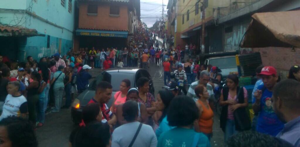 HaimanVZLA's tweet photo. Falta mucho pueblo por votar en Petare, UE Arocha. 7.20Pm #16JEnsayoConstituyente Esto es apenas el simulacro, el 30J vencerá La Paz! https://t.co/bcT2JJ9QDO