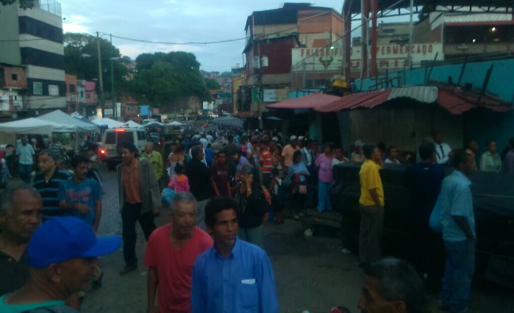 HaimanVZLA's tweet photo. Falta mucho pueblo por votar en Petare, UE Arocha. 7.20Pm #16JEnsayoConstituyente Esto es apenas el simulacro, el 30J vencerá La Paz! https://t.co/bcT2JJ9QDO