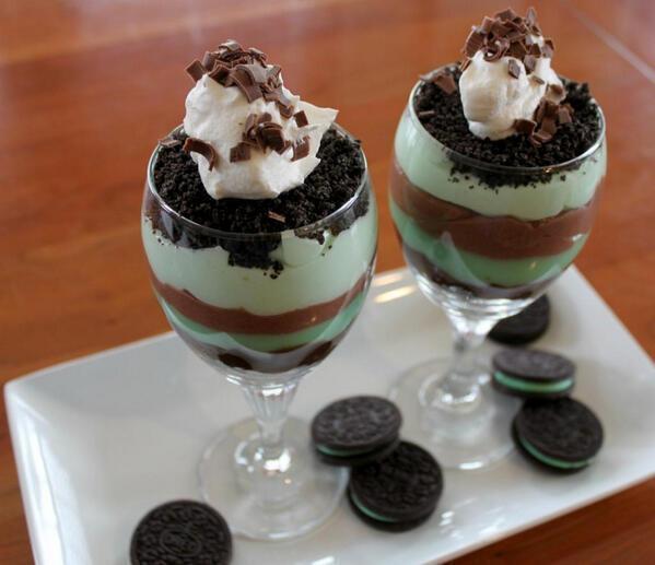 CuIinaryAddict's tweet image. Mint and Oreo pudding.