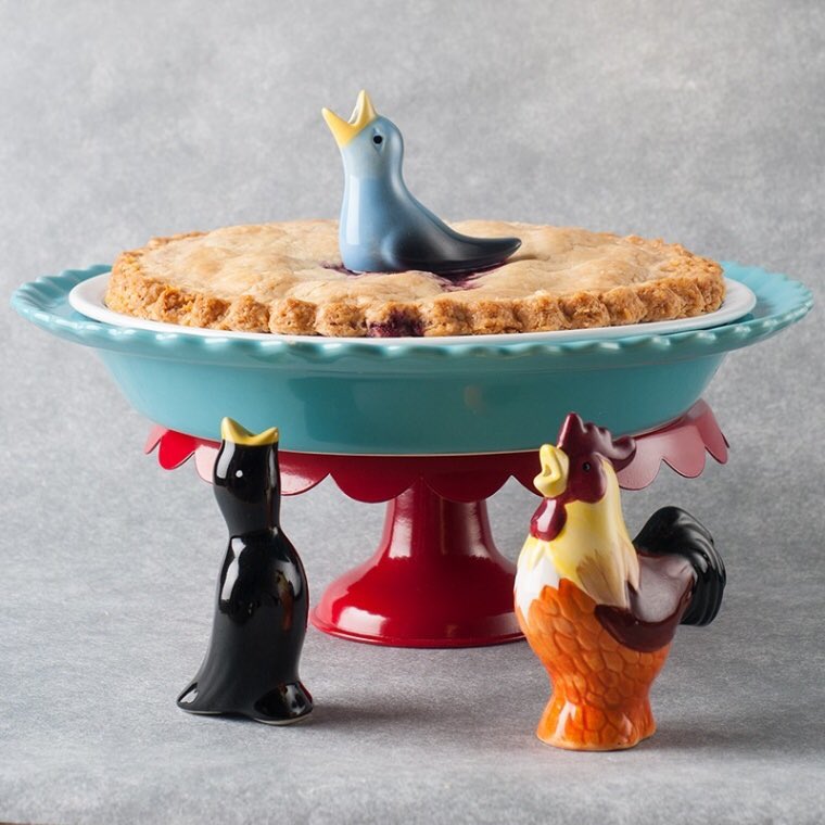 붉은청어 on Twitter: "파이의 내용물이 너무 끓어 껍질이 터지는 것을 방지하기 위한 pie bird. 입안에 뚫린