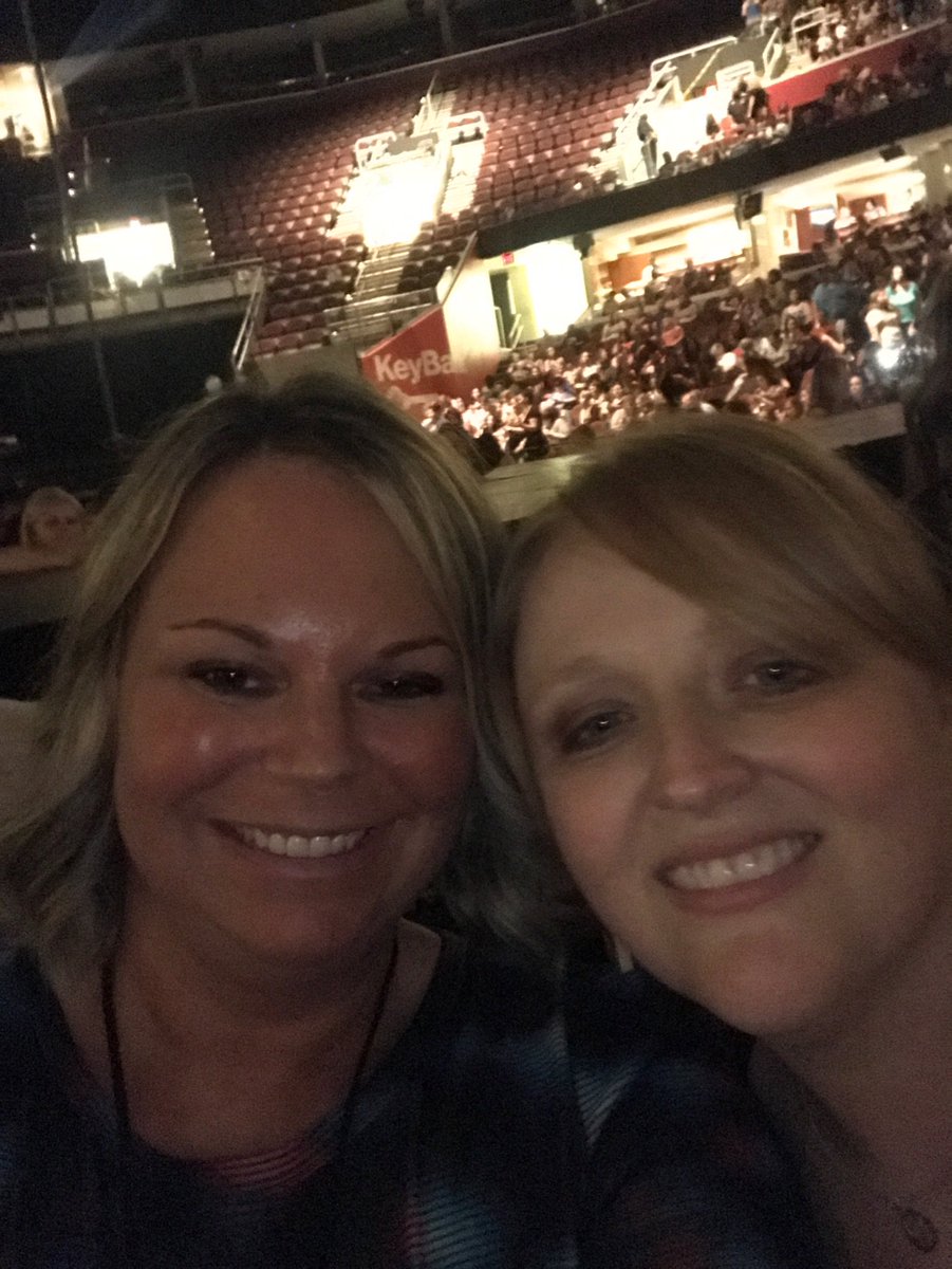 CLEVENKOTBgirl's tweet photo. #Thankful4NKOTB #thankful4Cle @JoesTwstdDrm https://t.co/6pn4rA3yO3