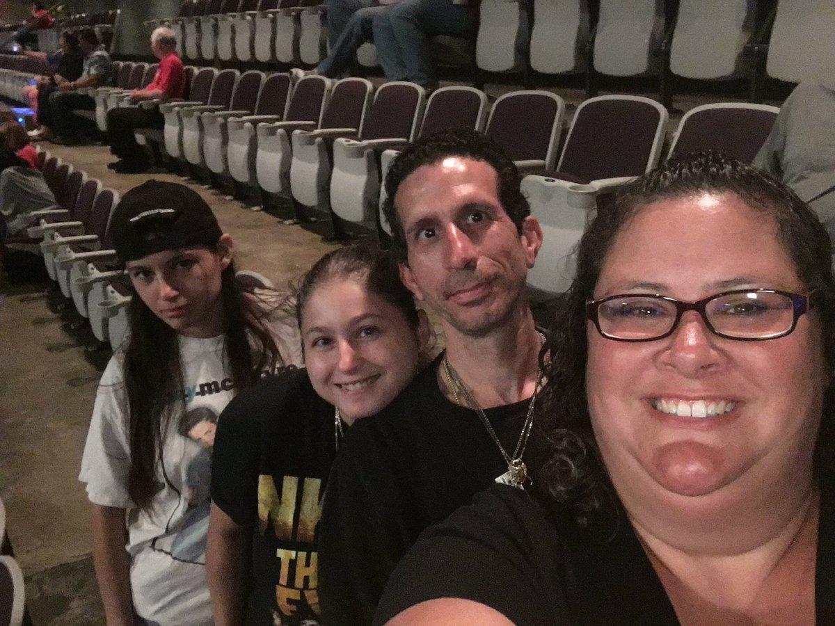 cottoncore36's tweet photo. Paying it forward and giving floor seats to people in nosebleeds! #thankful4SFL https://t.co/LRaY4RcnT6