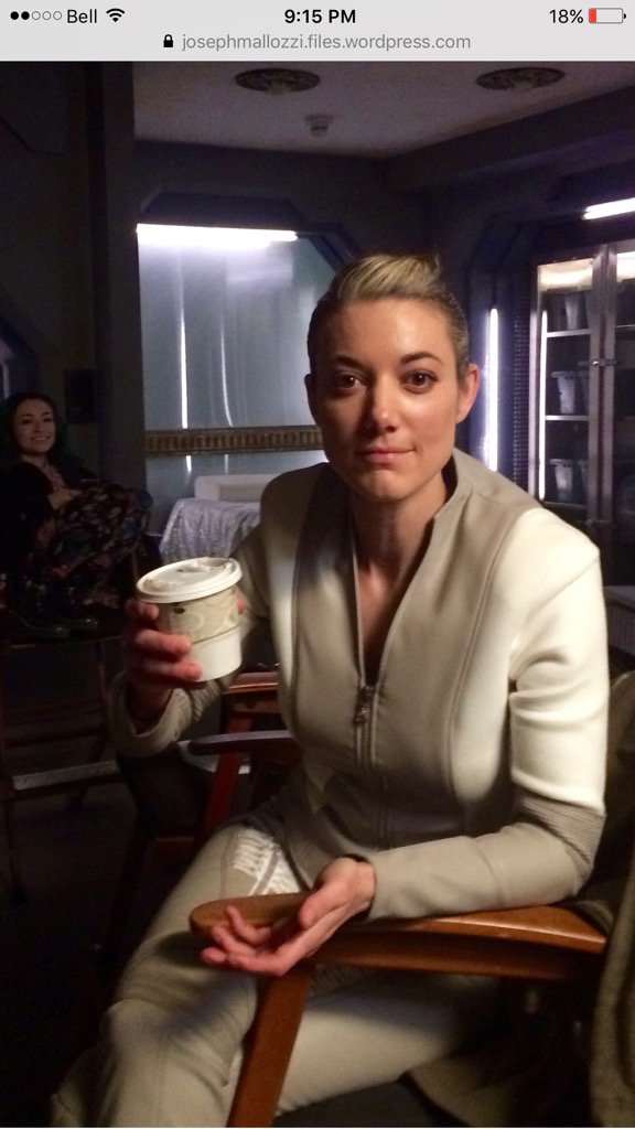 ZoiePalmer's tweet image. Occasionally Android needs java while "FIVE" @jodellemicah looks on!!Its the ONE thing Zoie & Android have in common.