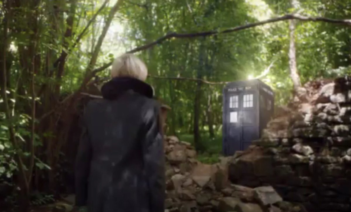 DoctorLongscarf's tweet image. My hope for a Female Doctor: avoid doing something incredibly sexist/stupid like changing sonic screwdriver to sonic lipstick. #DoctorWho