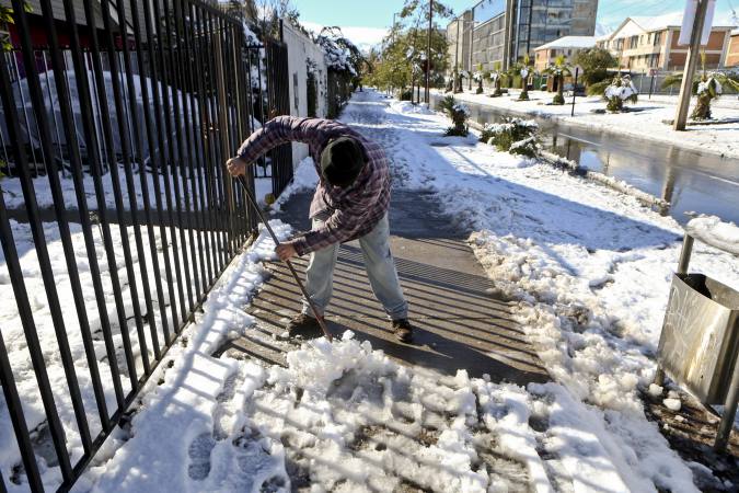 eluniversocom's tweet photo. Intensa nevada en Chile deja un muerto y miles de afectados. ► https://t.co/9ItpamQQPx https://t.co/PZqb6IUBME