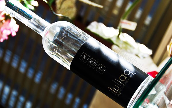 BlogMisBotellas's tweet photo. Another incredible #botlle of #water! https://t.co/xIyAAJmobQ #design #innnovation #glass #packaging https://t.co/sKimXX9aNU