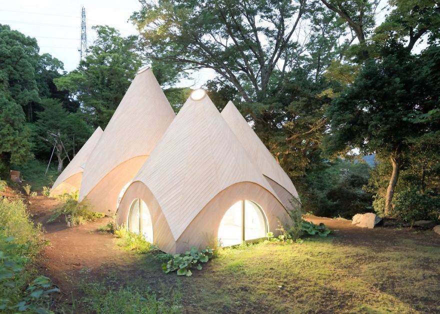 AP_Inspire's tweet photo. “Jikka” บ้านเต็นท์หลังน้อยอารมณ์เหมือนอยู่ในเทพนิยาย มาพร้อมกับอ่างรูปก้นหอย ที่ตั้งอยู่บนยอดเขา ในจังหวัดชิซูโอกะ ญี่ปุ่น Cr.MThai #APthai https://t.co/vLDTE8xtf0