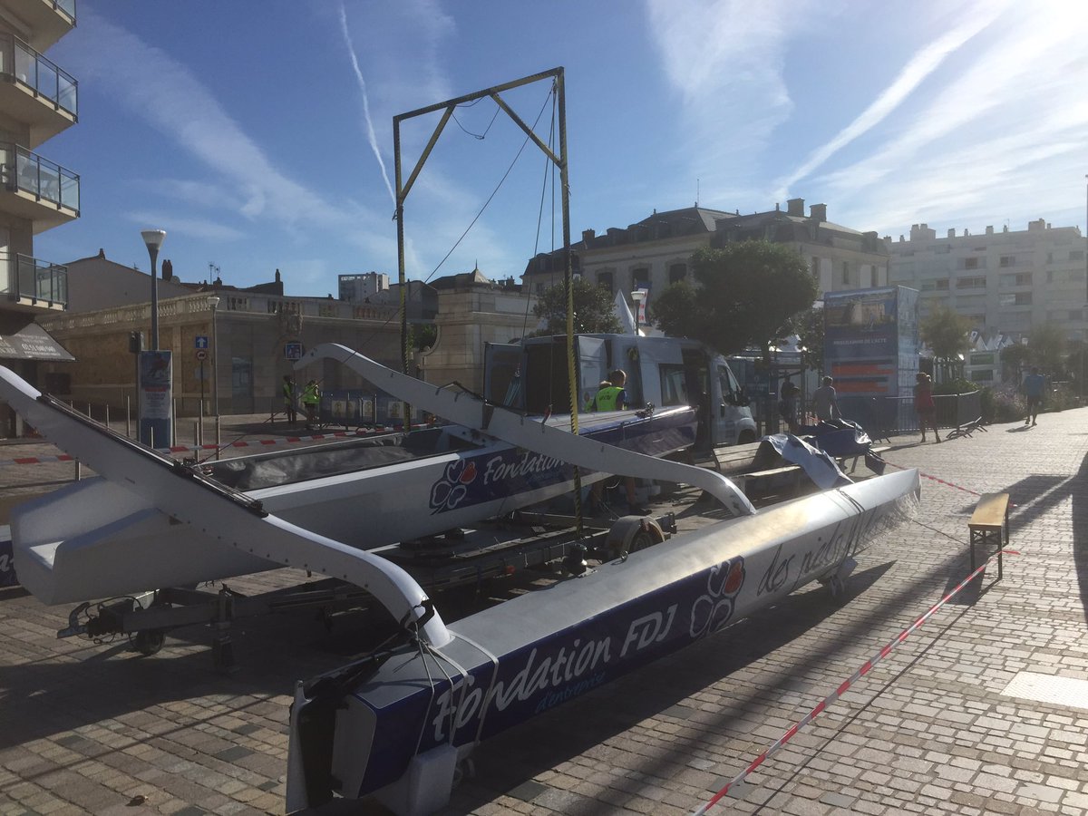 Installation du Village du <a href="/tourvoile/">Tour Voile</a> pour ouverture et mise à l'eau des bateaux à 11h #lessablesdolonne #diam24 #animations #cadeaux ⛵️