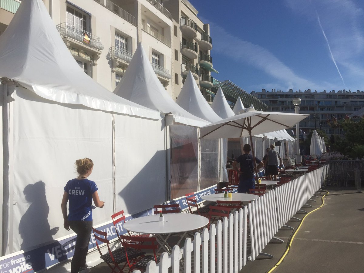 lessables's tweet photo. Installation du Village du @tourvoile pour ouverture et mise à l'eau des bateaux à 11h #lessablesdolonne #diam24 #animations #cadeaux ⛵️ https://t.co/QLe99GpSKb