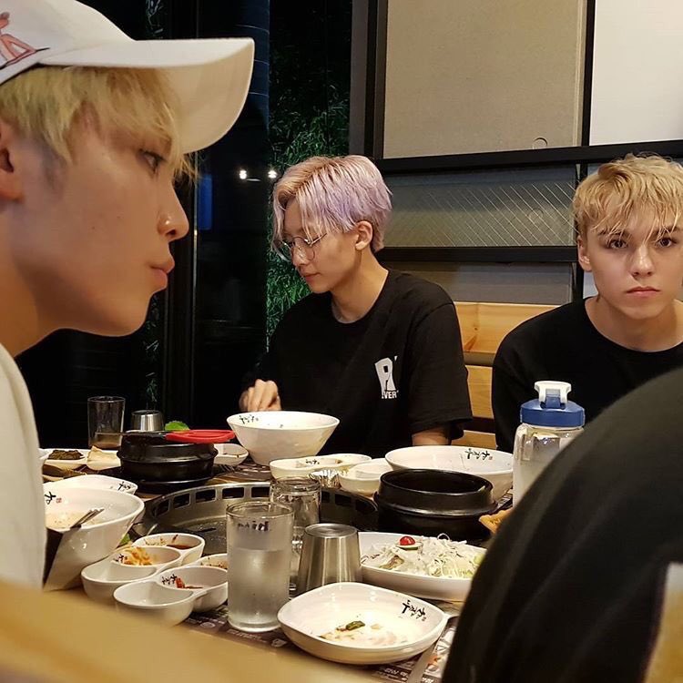 vrnpics's tweet photo. Why this look like a dinner w/ their Mom Jeonghan, and his two siblings were been on a fight over 1 fries 😂😂😂

#verkwan #vernon #seungkwan https://t.co/545Yf2OgqI