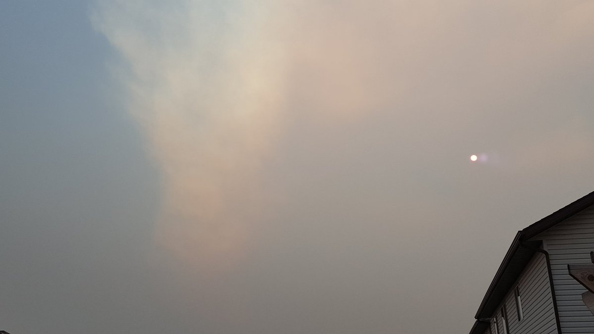 AinsleyWoo's tweet photo. Smokey afternoon in #Aidrie. Thinking of those affected by and those fighting the #BCfires #StaySafe https://t.co/SCEiVIgWKP