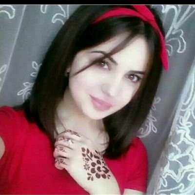 كتبت الف قصيدة
في الحب حتي ضننت
أني
أعظم الشعراء وحين
رأيت عيناك
أدركت اني اجهل
اررروع الاشياء