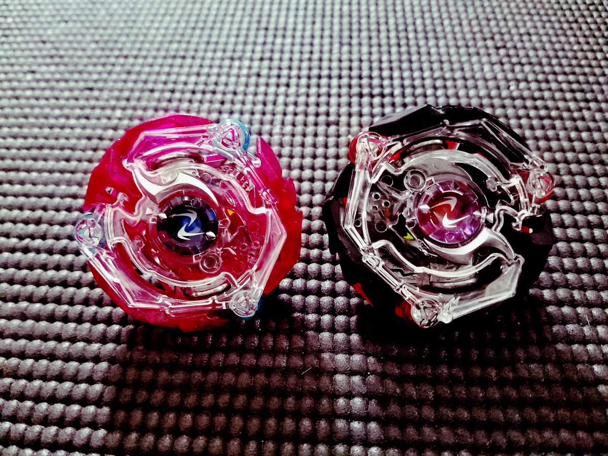 ツバサ Twitterissa クライスサタンのゴッドチップを取り替えてみた 黒で統一 クライスサタン ベイブレードバースト