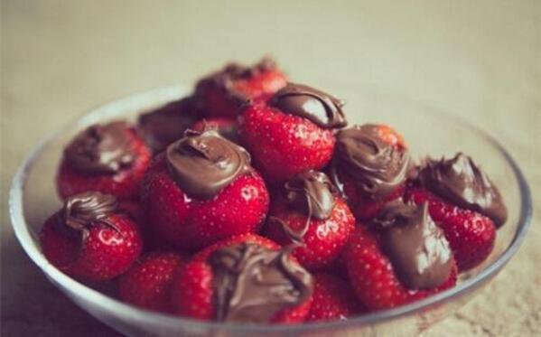 CuIinaryAddict's tweet image. Chocolate Brownie Sundae Nutella filled Strawberries