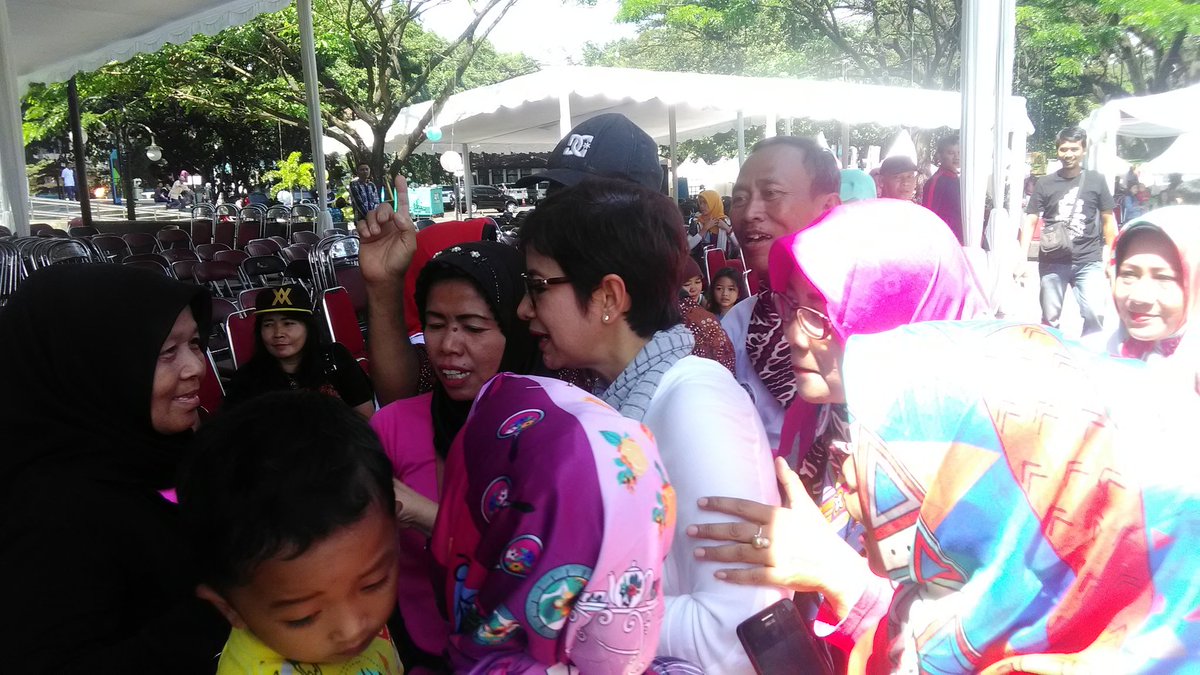 AzharKamal17's tweet photo. Blusukan ala Nurul arifin calon walikota bdg sangat antik cara mendekati masyarakatnya
#NA4WALIKOTABDG #NURULARIFINFORWALIKOTABANDUNG https://t.co/m1DfhpC13t