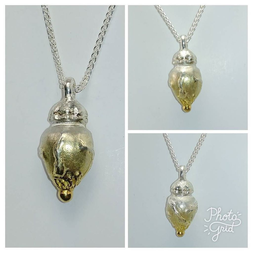 I've been waiting to post this one. It's a memento mori pendant holding the ashes of a beloved family member. RIP … ift.tt/2u1f5pB