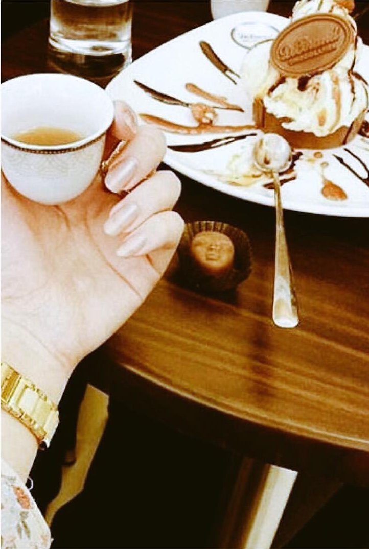SaraALg53530782's tweet photo. تعال أقهويك من كيف الغلا دله..
سويتها فوق نار الشوق لعيونك
مادام عرش الغلا في الصدر تحتله..
لو تكثر الناس حولي لايهمونك.❤ https://t.co/Kj2HyGpsAS