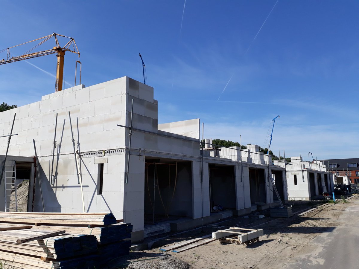 Bij blok J is alle kalkzandsteen van de 1e verd. geopperd. Bij blok H staan de eerste wanden op de 1e verd. er al weer. <a href="/GiesbersRdam/">GiesbersRotterdam</a>