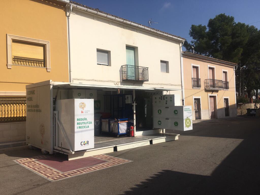 COR_Residus's tweet photo. #Torrella s'estrena hui amb l'ecoparc mòbil i la gent respon des de bon matí ! #JoRecicle #unCORmésGran https://t.co/FkFtDM3nnR