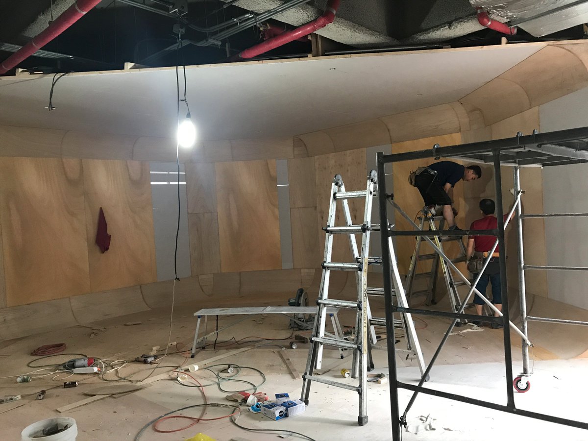 virtualworld_kr's tweet photo. Today's sneak peek :
We blocked the windows for the green screen setup. Ain't no sunshine when it's done 😂 https://t.co/obkNuUzgO7