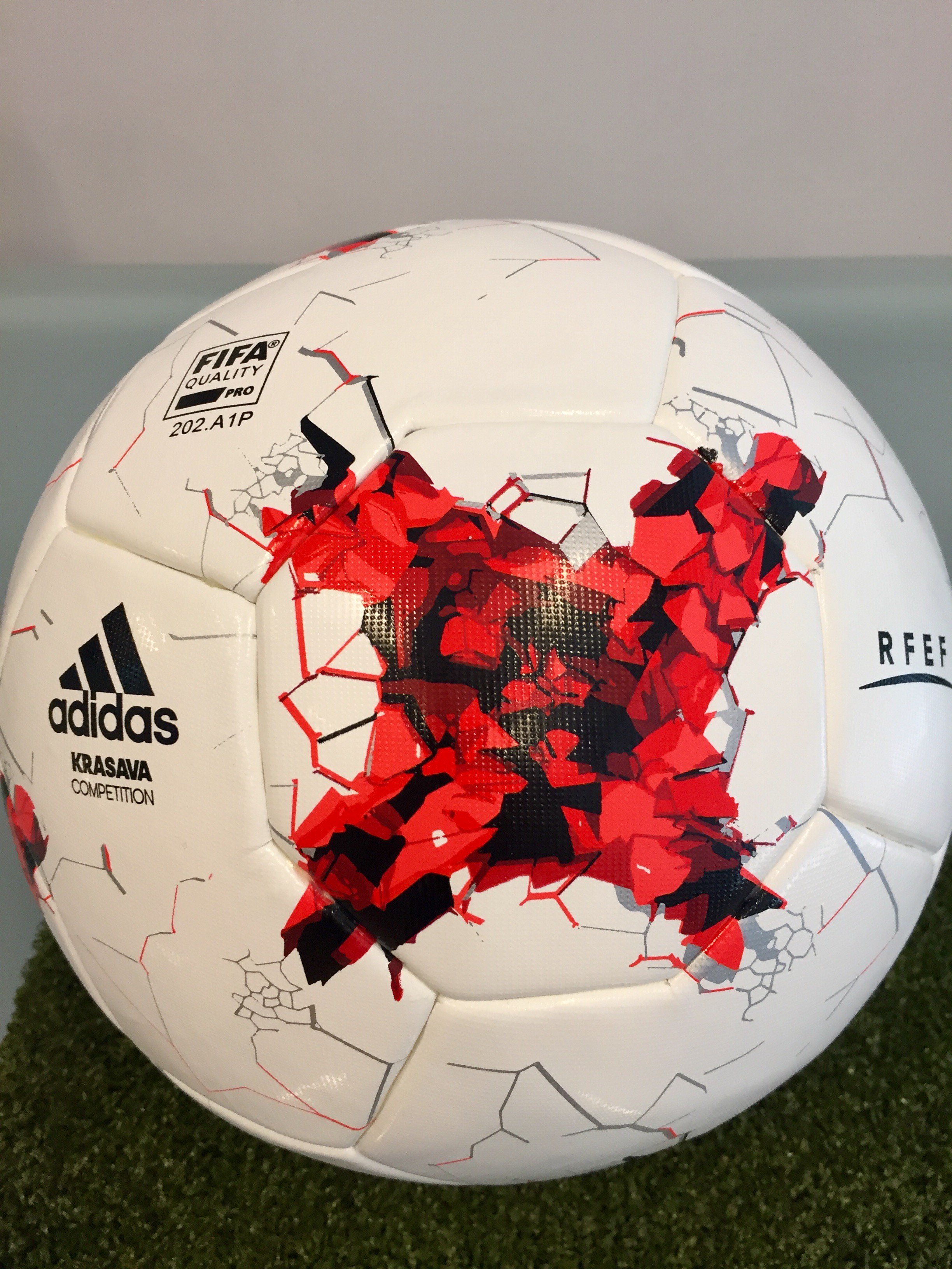 Atlas Tableta sirena Gipuzkoako Futbol Federazioa on Twitter: "Os presentamos el nuevo #Adidas # Krasava el balón oficial para 2ºB y 3º DIVISIÓN para 17/18 ya le queda  menos para empezar a rodar!! ⚽️⚽️⚽️ https://t.co/1pYAHP6Ksi" /