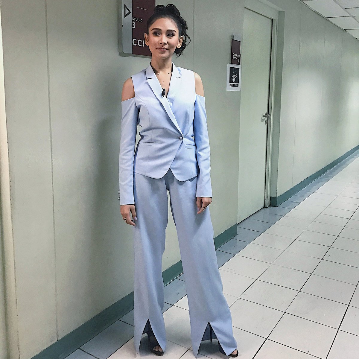 StylizedStudio's tweet image. Coach Sarah ♪ In custom @kimpoilazaro and @aandreidavid for the live shows of @thevoiceteensph 💕 Styled by @danaevernisse @joybrnrdo