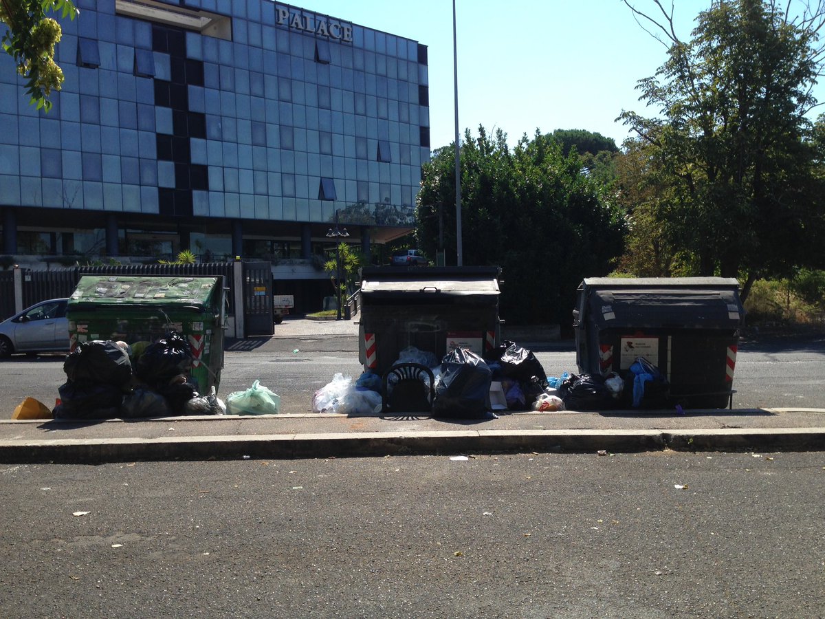 AvvistaMonnezza's tweet photo. Via Benigni, quartiere Pietralata, 16/7/17 

Segnalata da @GiusTW

#AvvistaMonnezza 🗑👌 https://t.co/3oXXt6JwF2
