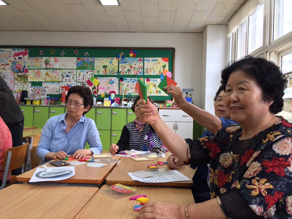 Wondang_Welfare's tweet image. 노년의 꿈을 배우러 고고씽~ 우리 복지관 한글교실 어머님들이 일일학교체험에 참여하셨습니다. 성라초등학교에서 진행된 일일학교체험. 설렘과 즐거움이 가득한 시간이었습니다 ^^
#고양시 #원당복지관 #문해교육 #성라초등학교 #일일학교체험 #명예졸업장