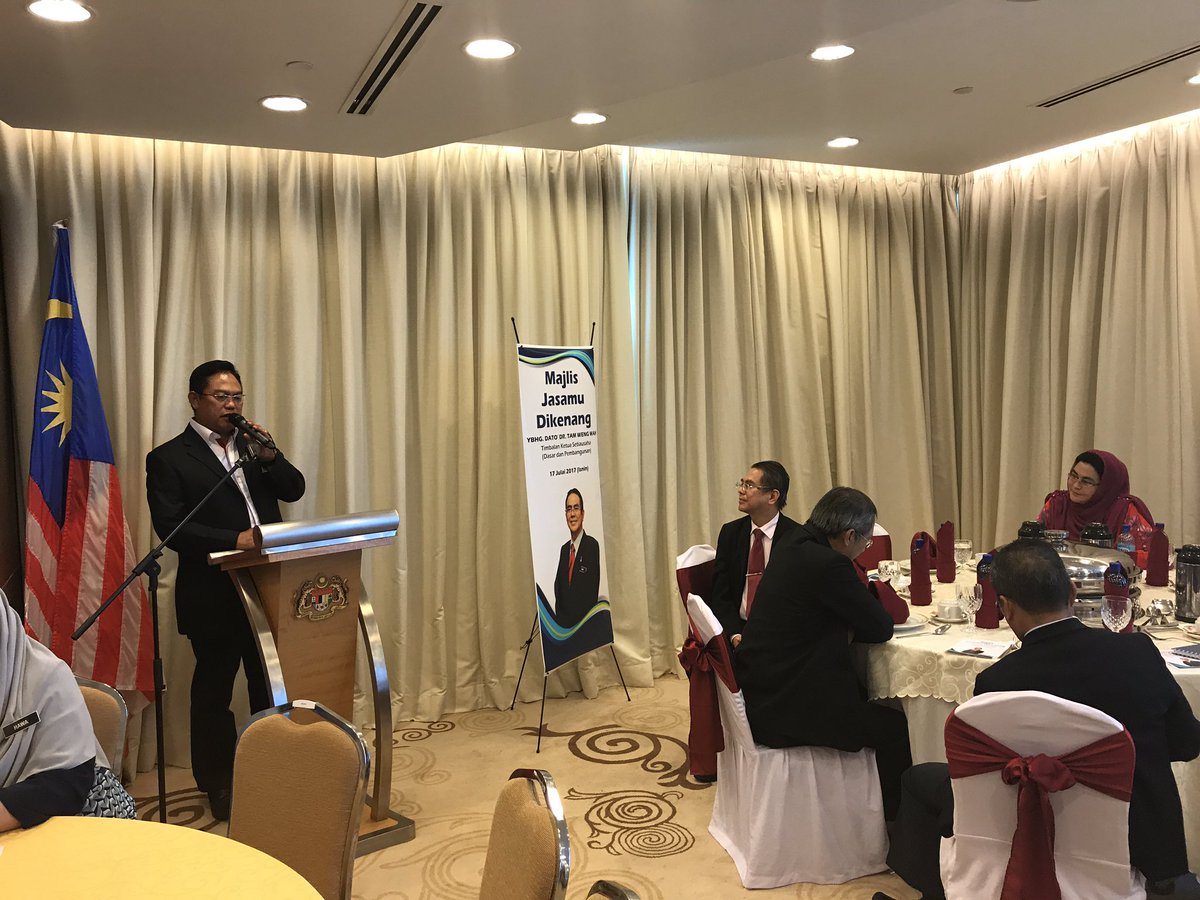 kpkt_gov's tweet photo. YBM @mynohomar sempat bergurau... "Esok saya harap Dato Tam @TKSUD_KPKT jangan tersilap bersiap utk ke pejabat ye" https://t.co/mWKSw9nnQA