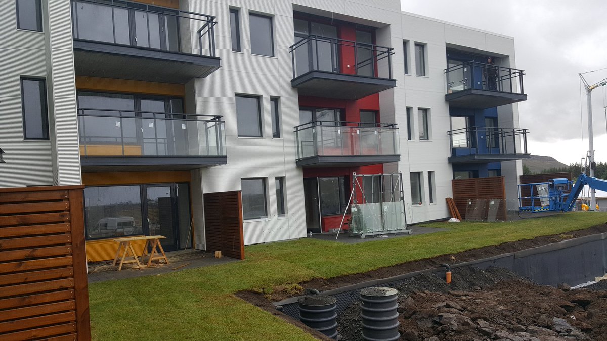Verið að glerja fjölbýlishús við Vefarastræti í Mos #sveinatunga #alukomp